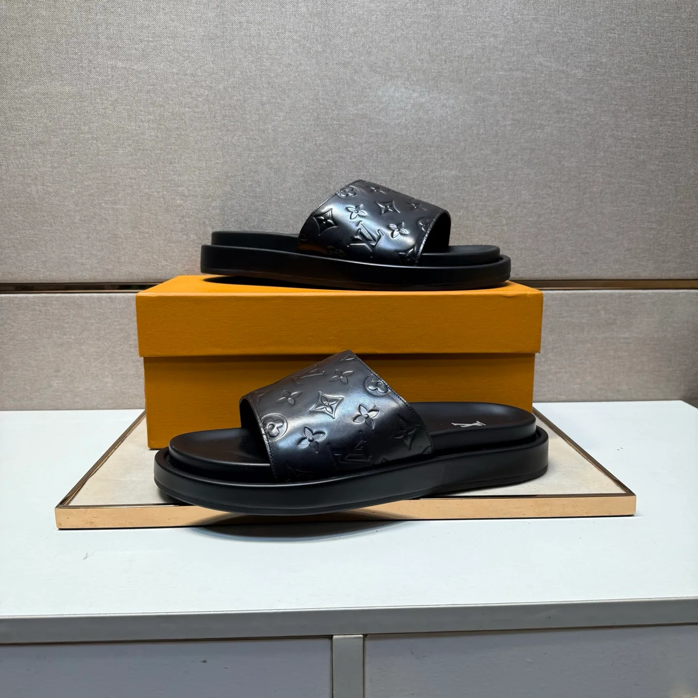 ⬛️Men's shoes 💰p400 [LV～] Men's casual slippers 2025z cabinet sales simultaneously 🔶Size: 39-44#️⃣ 🔷4 colors🔜The upper is made of cowhide stitching➕Genuine leather lining, comfortable and breathable, sole: original comfortable and wear-resistant outsole, ⚠️Real 📱Photographed🎬The real thing is better📢📢📢